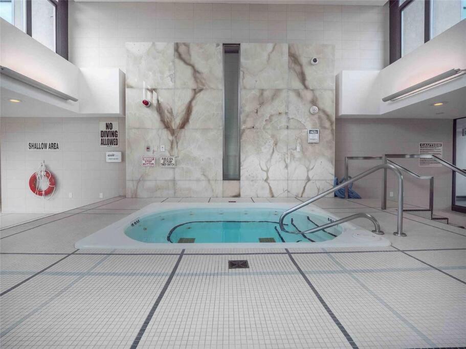 Lakeview Condo In Downtown With Free Parking. Торонто Екстер'єр фото
